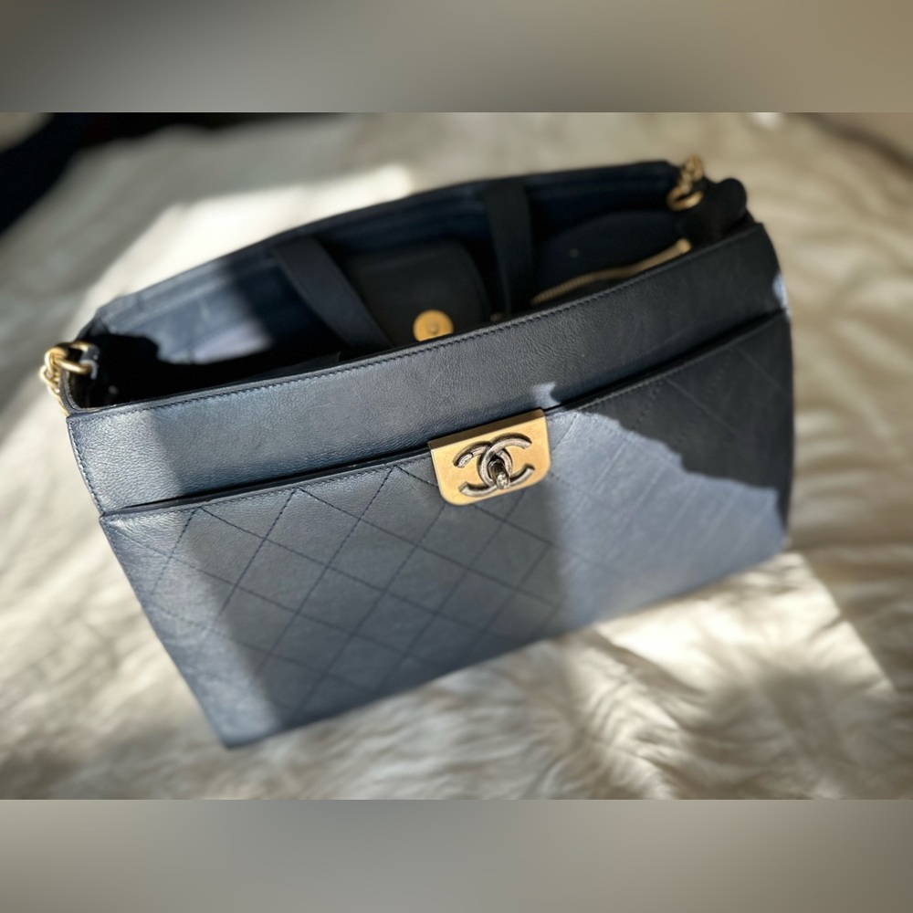 LIKE NEW - Chanel large zip shopping bag- 30CM